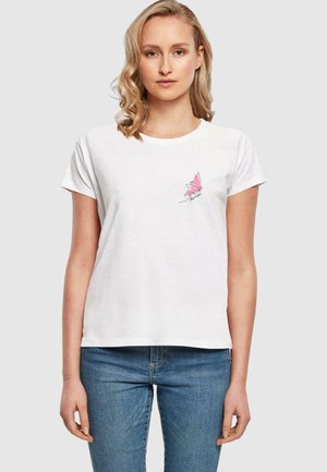 T-shirt en coton blanc à manches courtes et col rond, avec un graphique de papillon rose sur la poitrine gauche.