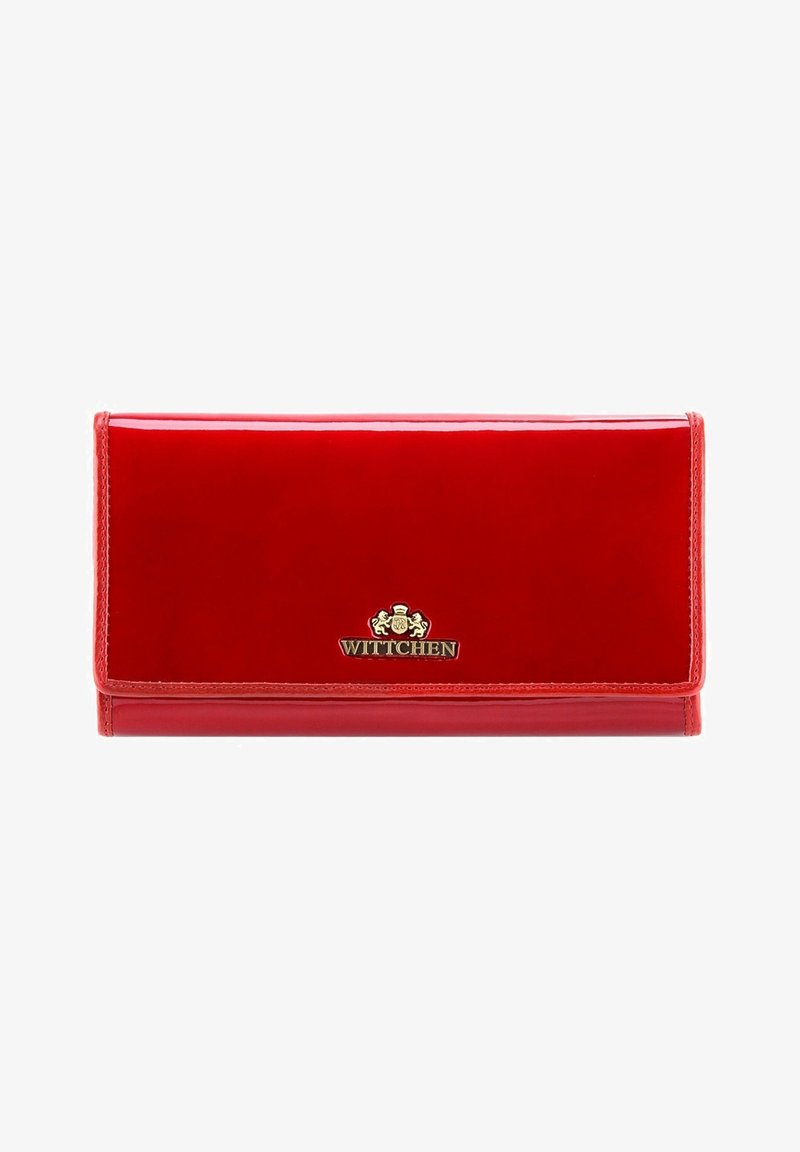 Rotes Lackleder-Portemonnaie mit glatter Oberfläche, goldfarbenem Hardware-Logo und einem Klappdesign. Kompakte, rechteckige Form.