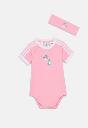 Body di cotone rosa con rifiniture bianche e maniche a strisce triple, con ricamo di Alice e fiori. Include fascia per capelli abbinata.