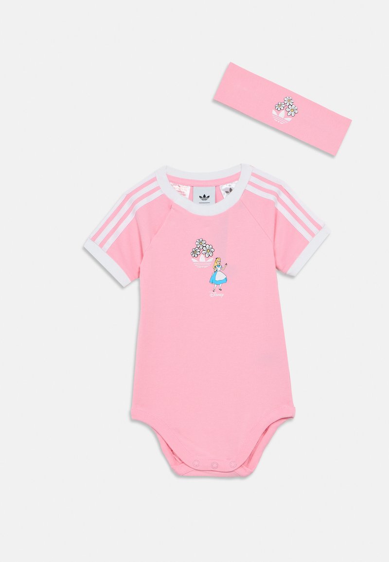 Ροζ βαμβακερό φορμάκι με λευκή επένδυση και μανίκια με τρεις ρίγες, με κεντητό σχέδιο Άλις με λουλούδια. Περιλαμβάνει ταιριαστή κορδέλα κεφαλής.