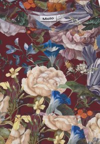 Koszulka z kwiatowym wzorem, zdobiona jaskrawymi różami, niebieskimi kwiatami i zielenią na bordo tle, z okrągłym dekoltem i kieszonką.