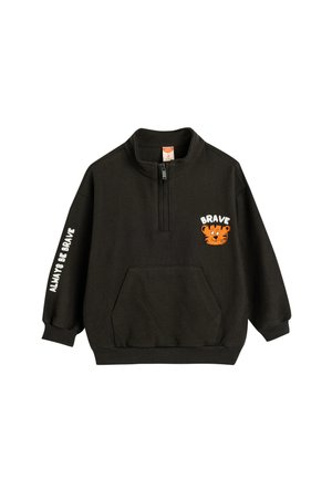 Pull vert foncé avec un col zippé, texture côtelée, poche frontale et accents imprimés : "BRAVE" et une tête de tigre sur la poitrine.