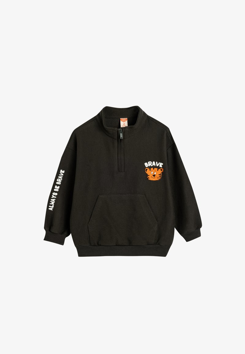 Suéter verde oscuro con cuello de medio cierre, textura acanalada, bolsillo frontal y detalles impresos: "BRAVE" y una cara de tigre en el pecho.