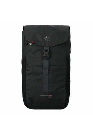 Sac à dos en tissu noir avec fermeture à rabat, boucle réglable et poche latérale zippée. Présente un logo en haut et un design minimaliste.