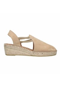 Beige suède espadrille met een open achterkant, elastische banden en een geweven jute zool. Kenmerkt zich door een ronde neus en een textuur bovenkant.