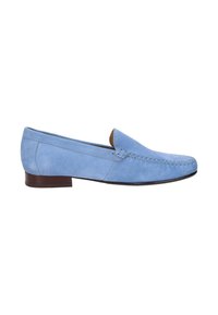 Wildleder Slipper in Hellblau, mit genähten Details entlang der Zehenpartie und einem niedrigen braunen Absatz. Glatte Textur, minimalistisches Design.