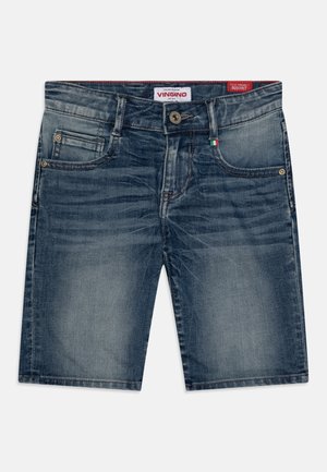 Pantalones cortos de mezclilla en un lavado azul desvanecido. Cuenta con cinco bolsillos, costuras tonales, botón de metal y un pequeño detalle con la bandera italiana en la pretina.