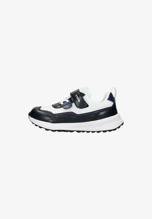 Sportliche Schuhe mit einem oberen Teil ausMesh in Weiß, Lederakzenten in Marineblau und einer weißen Sohle. Enthält einen Klettverschluss und eine strukturierte Außensohle.