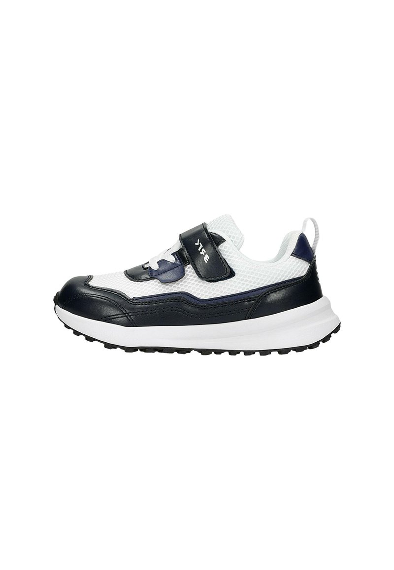 Buty sportowe z siateczkową cholewką w kolorze białym, skórzanymi akcentami w granatowym oraz białą podeszwą. Zawierają rzep i teksturowaną podeszwę.