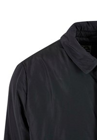 Zwarte nylon jas met een opgevouwen kraag, soepele textuur en een ritssluiting. Kenmerken zijn minimale stiksels en een eenvoudig ontwerp.