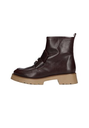 Donkerbruine leren enkellaars met een tan kleurige dikke zool en banddetail, weergegeven in zijprofiel op een witte achtergrond.
