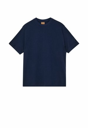 Marineblaues T-Shirt mit kurzen Ärmeln und Rundhalsausschnitt, mit einem kleinen braunen Etikett im Innenschild, auf weißem Hintergrund.