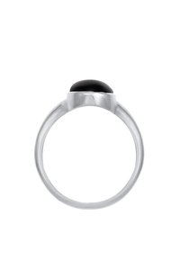 Anello d'argento con al centro una pietra nera liscia e arrotondata, con una finitura lucida e una fascia arrotondata.