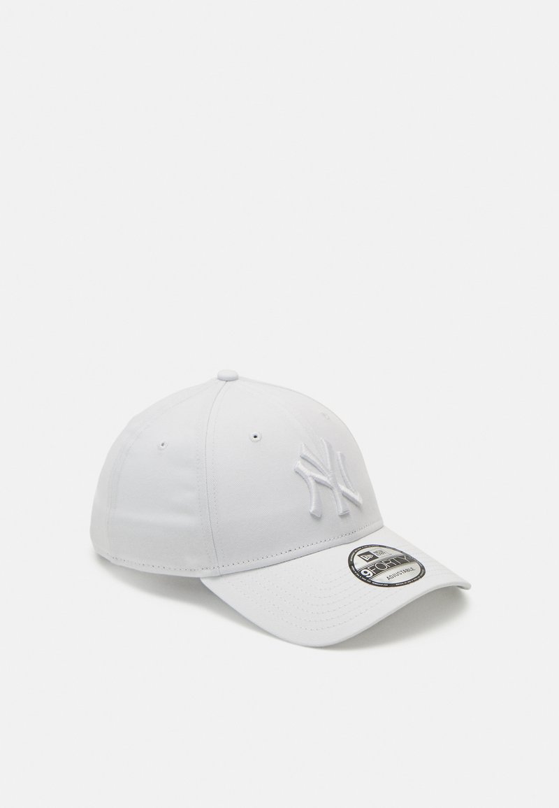 Boné branco de baseball com logótipo bordado na frente, seis orifícios de ventilação e uma aba curva. O material parece suave e semelhante a tecido.