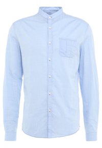 Svetle modrá košile s dlouhým rukávem a mandarin límcem, bílé knoflíky po celé délce vpředu a jedna náprsní kapsa na levé straně.
