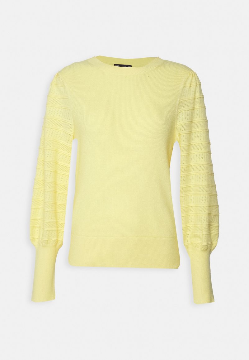 Pull jaune à manches longues en tricot avec des manches bouffantes texturées à motif et des poignets ajustés, col rond et corps uni.