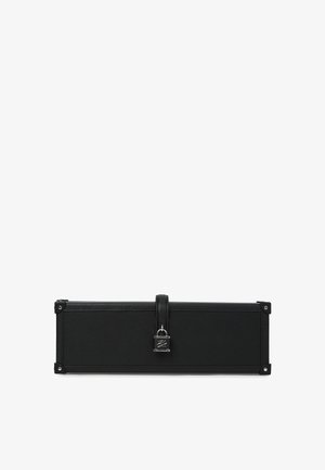 Czarna prostokątna kopertówka wykonana z teksturowanej skóry. Posiada centralny pasek z srebrnym zamkiem i metalowe akcenty w narożnikach.