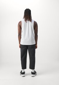 Nike Performance APS - Træningsbukser - black/sail