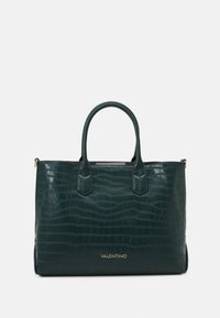 Tmavě zelená tote taška s krokodýlím vzorem, dvěma horními držadly, zlatým kováním a logem na přední straně. Hladká, lesklá textura.