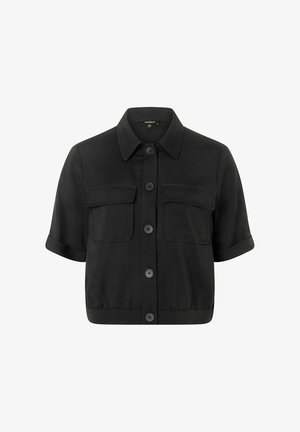 Chemise noire à manches courtes avec col, dotée de deux poches poitrine, d'un devant à boutons et d'une coupe décontractée avec un ourlet légèrement froncé.