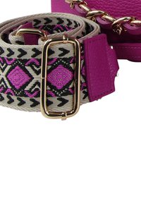 Meer gekleurde band met een roze en zwarte geometrische patroon en een gouden metalen gesp. Zachte geweven stof en gestructureerde roze leren accenten.