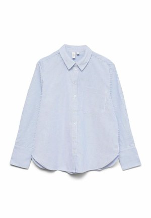 Chemise rayée bleu clair et blanc avec un col à revers, fermeture à boutons, manches longues et poche poitrine gauche. Ourlet arrondi.