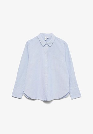 Chemise rayée bleu clair et blanc avec un col à revers, fermeture à boutons, manches longues et poche poitrine gauche. Ourlet arrondi.