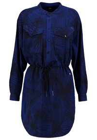 Robe chemise bleu à manches longues avec motif de feuilles noires, devant boutonné, poches poitrine et ceinture à cordon noir à la taille.