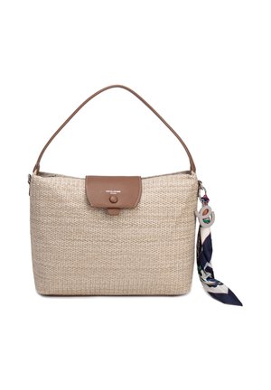 Borsa intrecciata beige con patta e tracolla in pelle marrone, con una sciarpa colorata legata a un anello d'argento sul lato.