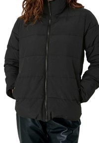 Svart vadderad jacka med hög hals, dragkedjestängning och horisontell sömnad. Har sidofickor och en avslappnad passform. Tillverkad av lätt material.