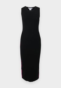 Svart strikket ermeløs midi-kjole med ribbestruktur og dristig rosa merking langs siden. Rett silhuett og avrundet kant.