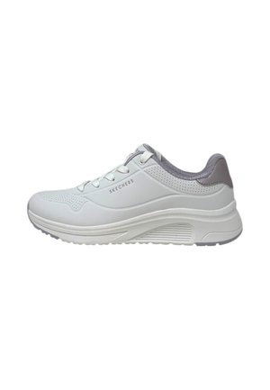 Sneaker Skechers basse bianche e grigie con chiusura frontale con lacci, dettagli traforati e suola spessa ammortizzata.