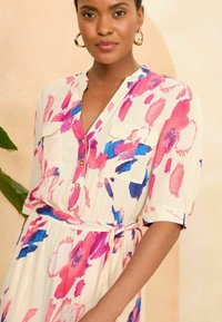 Love & Roses REGULAR FIT - Denné šaty - ivory white animal