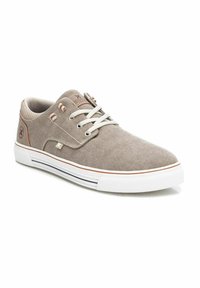 Sneakers in tela color sabbia con suola in gomma bianca, caratterizzati da lacci bianchi, dettagli marroni e una finitura testurizzata. Design semplice con dettaglio del logo.
