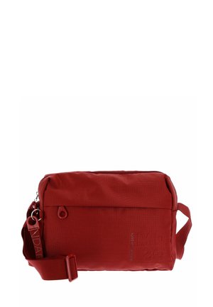 Sac à épaule rectangulaire rouge en nylon texturé, avec fermeture éclair, bandoulière ajustable et branding subtil sur le côté.