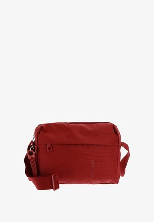 Borsa a spalla rettangolare rossa in nylon testurizzato, con zip, tracolla regolabile e una branding discreta sul lato.