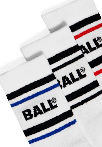 Kolm paari valgeid sokke soonikkoes varrukatega, millel on mustad, sinised ja punased horisontaalsed triibud. Igal paaril on selgelt nähtav sõna "BALL®".