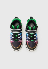 Zwarte Geox-sneakers met een mesh-ontwerp, multicolore accenten in blauw, roze en oranje, en een klittenbandsluiting voor een veilige pasvorm.