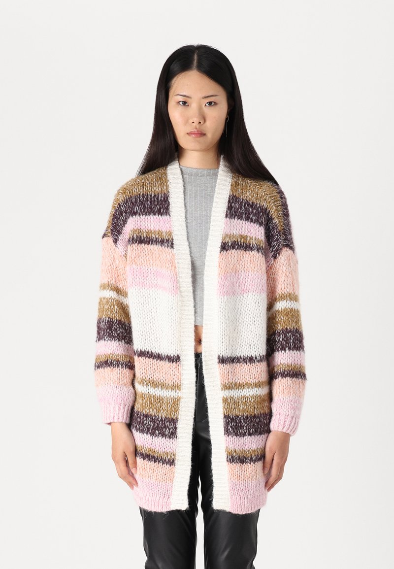 Stickad cardigan med rosa, vit, brun och lila ränder. Öppen framdesign, långa ärmar, texturerat tyg.
