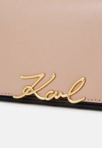 KARL LAGERFELD SIGNATURE - Sac à main - antique rose