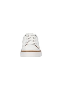 Witte leren sneakers met platte veters, een ronde neus en een gestructureerde bruine rubberen zool; minimalistisch ontwerp met gestikte details.