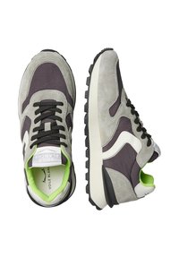 Sneakers grigi e viola scuro realizzati in materiali scamosciati e in rete, con lacci neri, dettagli verdi e una suola spessa dotata di un motivo di battistrada testurizzato.