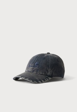 Slidt sort denim baseballkasket med buet skygge og diskret logo broderi på frontpanelet, vist mod en ensfarvet baggrund.