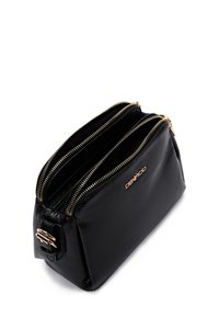 Borsa cosmetica nera con texture, dotata di doppi cursori dorati e dettaglio del logo dorato, forma rettangolare e robusta maniglia laterale.