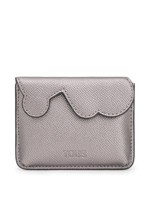Piccolo portafoglio in pelle metallica argento con patta smerlata e nome del marchio in rilievo sul davanti, mostrato chiuso su sfondo bianco.