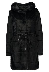 Černý kabát z umělé kožešiny s kapucí, s vázaným pasem, prošívaným designem a dlouhými rukávy. Hladká textura a lesklá podšívka.