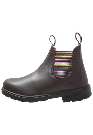 Stivale alla caviglia in pelle marrone con pannelli laterali in elastico, caratterizzato da strisce multicolori e una suola nera robusta. Tab a mano per una facile indossabilità.