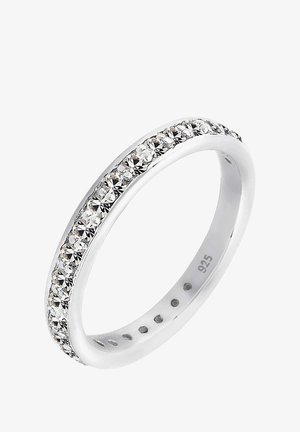 Bague en argent avec un bandeau lisse présentant une rangée de pierres circulaires transparentes le long du bord extérieur. Marquée '925' à l'intérieur pour l'argent sterling.