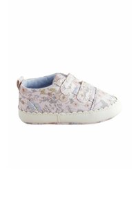 Scarpa in tessuto morbido con fantasia floreale, di un delicato rosa pastello e suola in gomma bianca, dotata di chiusura a velcro e fodera imbottita blu.