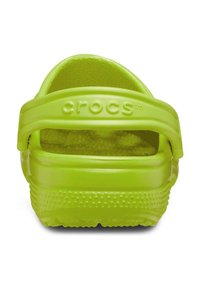 Zuecos verdes con diseño de puntera cerrada y talón abierto, con material texturizado, un logo en relieve y una plantilla acolchada.